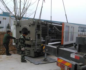 55噸注塑機設備搬運展示