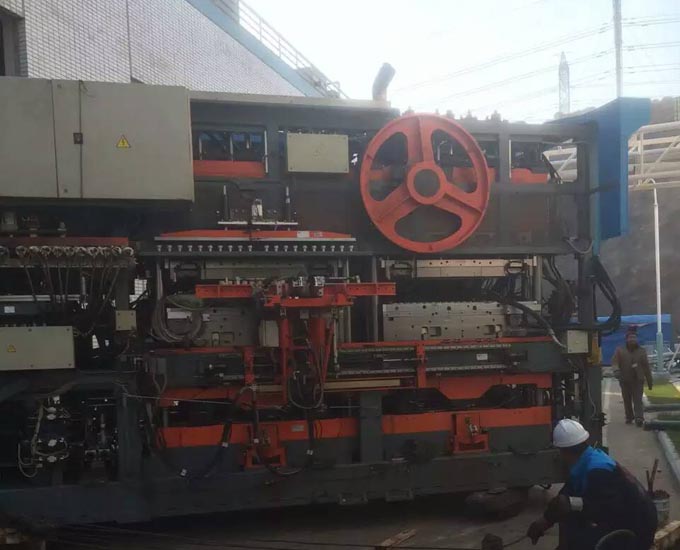 青島某工廠大型吹塑機設(shè)備搬遷吊裝現(xiàn)場