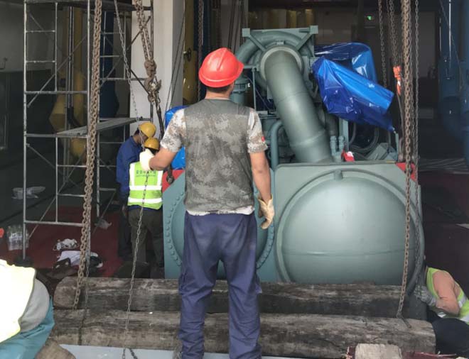 中國電信云計算青島中心制冷機組設備安裝吊裝現(xiàn)場