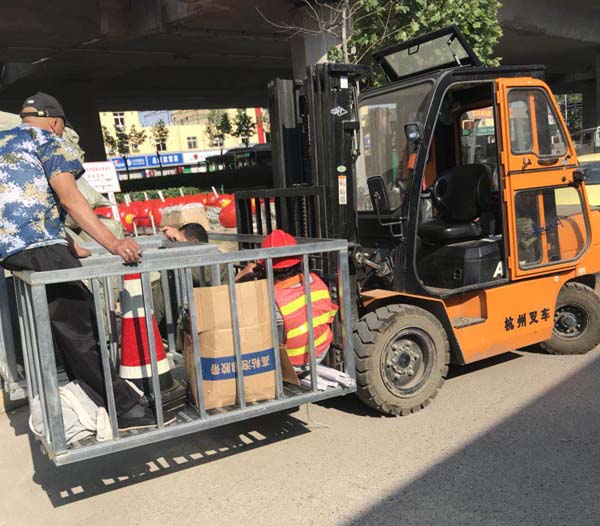 青島峰會亮化工程設備安裝搬運現(xiàn)場