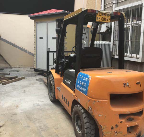 青島四方路幼兒園箱變設備安裝就位現(xiàn)場