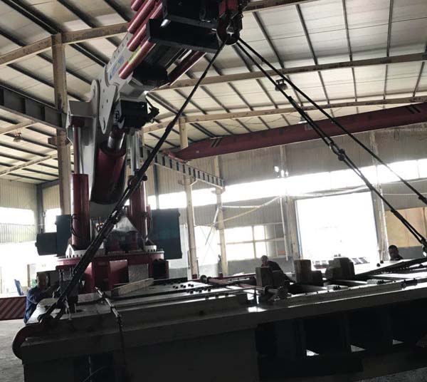 青島房橋植物鋼有限公司壓力機設備安裝吊裝現(xiàn)場