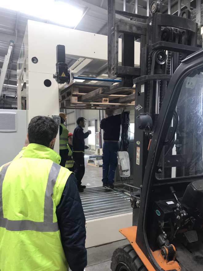 青島高新區(qū)自動化碼剁機設備安裝就位現(xiàn)場