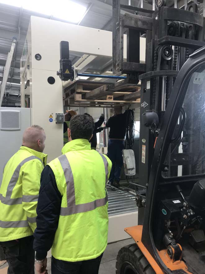 青島高新區(qū)自動化碼剁機設備安裝就位現(xiàn)場