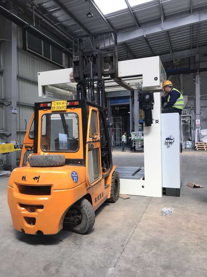 青島高新區(qū)自動化碼剁機設備安裝就位現(xiàn)場