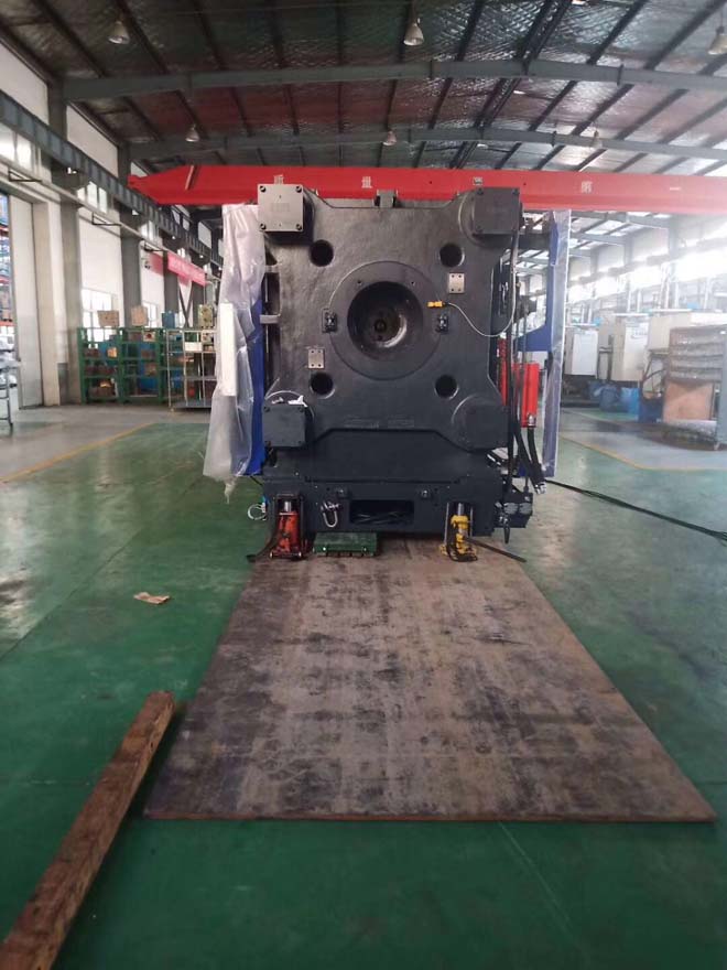 青島黃島區(qū)200噸注塑機(jī)設(shè)備車間安裝就位施工現(xiàn)場(chǎng)